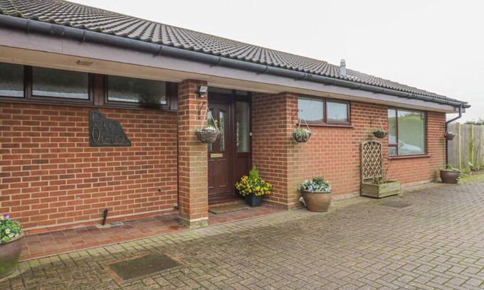 Manningtree House | Comfortable 5-bedroom bungalow with hot tub
