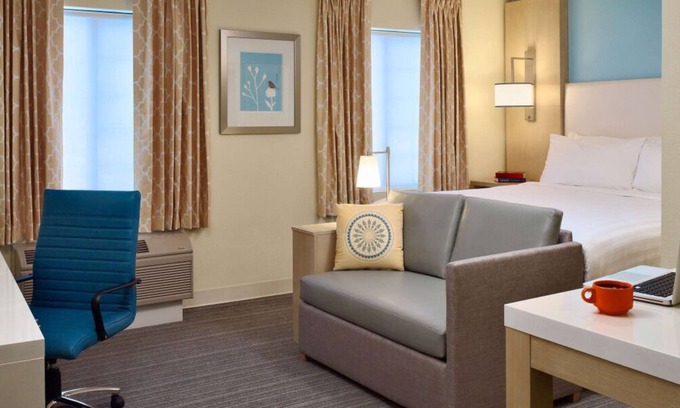 Burlington House | Comfortable Accommodation w/ Free Bfast & Parking, Kitchen, Outdoor Pool!