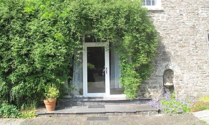 Pencader Apartment | Comfortable Airy 5-Bed Apartment in Llandysul