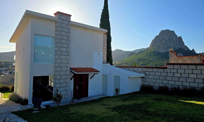 Bernal House | Comfortable, amplia y moderna casa para 6 personas con vista a Pena de Bernal