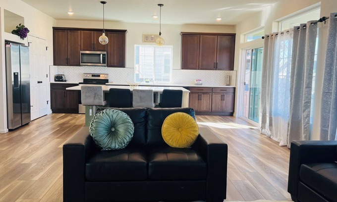 Aurora House | Comfortable and Affordable: Private Rooms in a Shared House or family home rent.