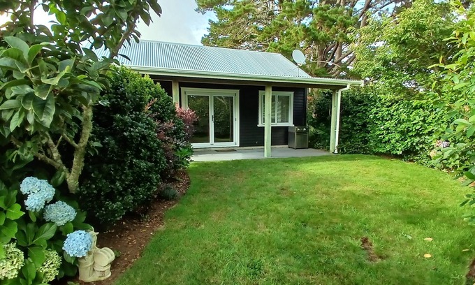 New Plymouth Apartment | Comfortable and private studio unit set in a lovely garden only 3.5km from city