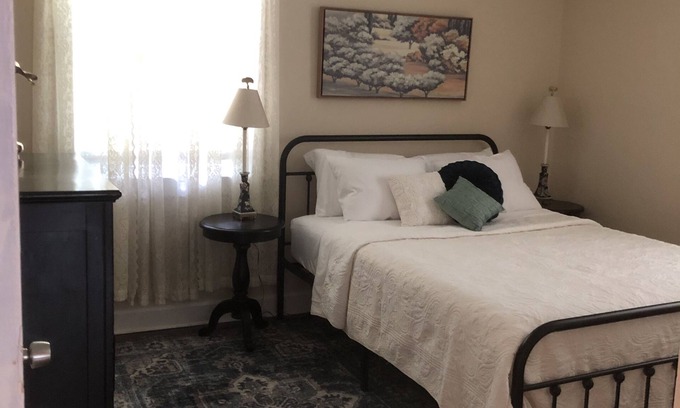 Inglewood House | Comfortable and Quiet 3 Bedroom Duplex