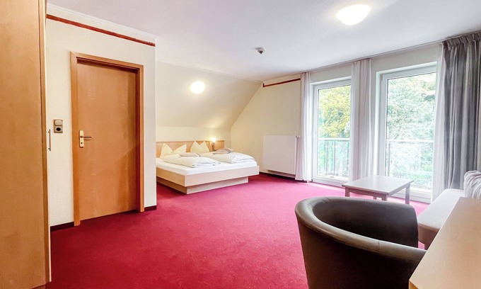 Zueschen Apartment | Comfortable and versatile room -perfect for relaxation, work and exchange