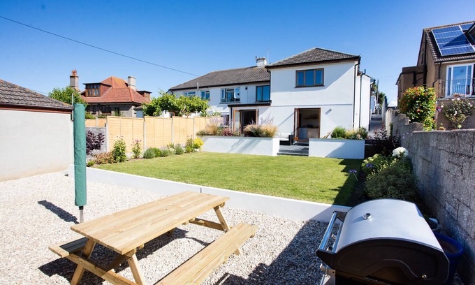 Bude House | Comfortable and well equipped 4 bedroom family home - 600m from the beach