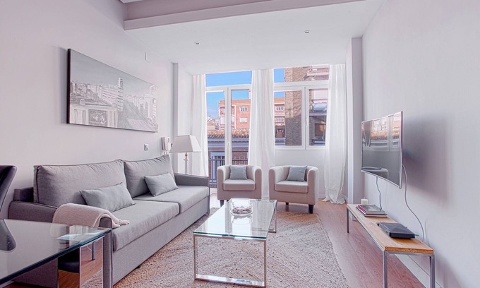 Jeronimos Apartment | Comfortable Apartment near Retiro Park. Retiro III