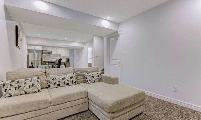 Southwest Edmonton House | Comfortable Basement Suite in SW Edmonton