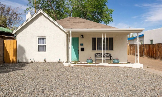 Nob Hill House | Comfortable Beds+Work Space+Fenced Yard+Full Kitchen+Fire pit+Cookies