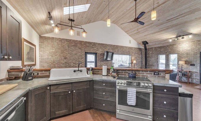 Hendersonville Cabin | Comfortable cabin near wineries-hiking-Hendersonville by Sunscape Property Management
