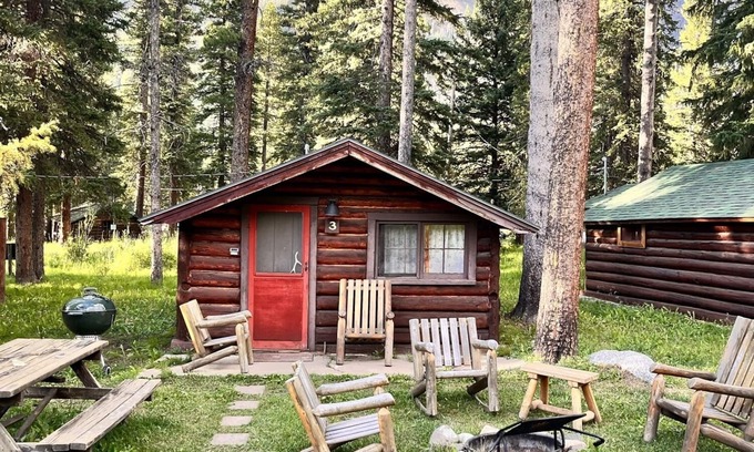 Cooke City-Silver Gate Cabin | Comfortable Cabin next to Yellowstone National Park