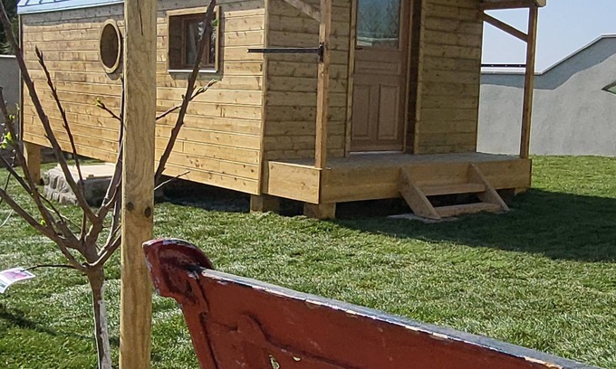 Dallon Cottage | Comfortable caravan close to town (pets welcome)
