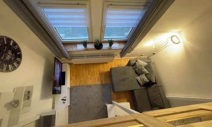 Goethestraße Apartment | Comfortable city apartment in a historic residential building