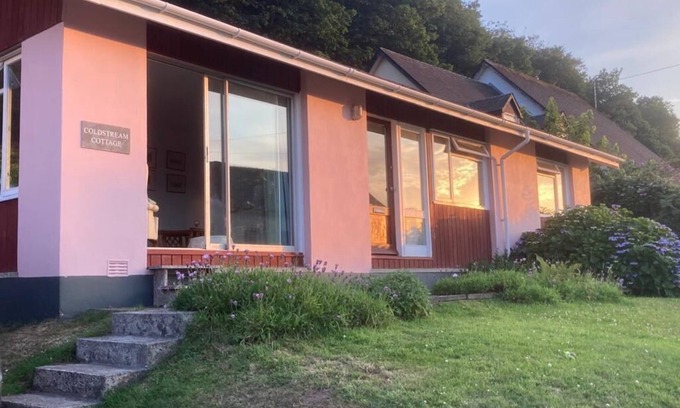 St Brides Cottage | Comfortable coastal cottage 200m from the sea, pub and cafe in delightful Dale.