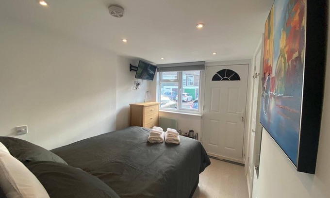 Cherry Hinton House | Comfortable cosy double ensuite room 'Karibu'