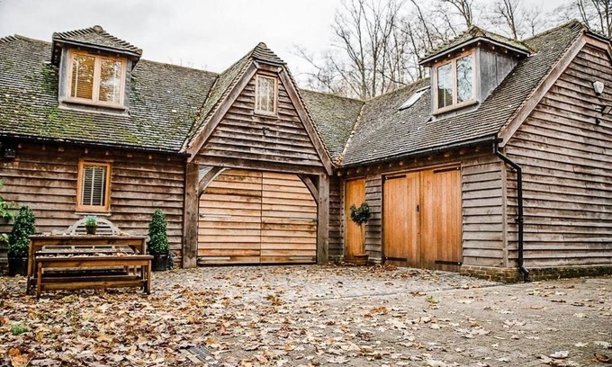 Hertford Apartment | Comfortable Cosy Private Barn conversion, Own courtyard, parking, nr to station
