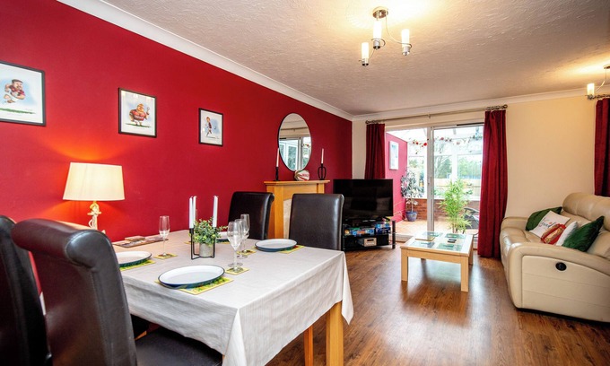 Crynant House | Comfortable, Cosy & Spacious Entire Holiday home in Llanelli. Pet Friendly.