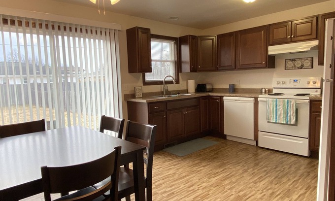 Neenah House | Comfortable EAA stay w/King Bed!