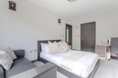 Brondesbury Park House | Comfortable Embankment House
