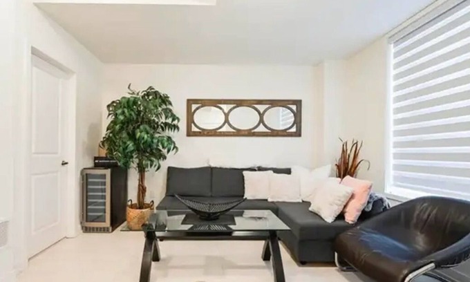 Oakville House | Comfortable Executive Townhome