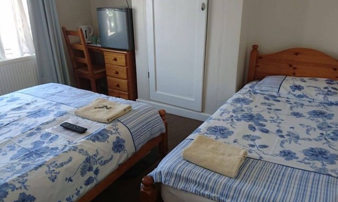 Harlington House | Comfortable Family room with Tv, Free Fast Wifi, Sleeps 3