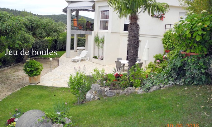 Carnoux-en-Provence Villa | Comfortable garden level in villa