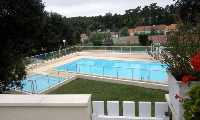 Meschers-sur-Gironde Cabin | Comfortable villa overlooking swimming pool and tennis court, secure residence