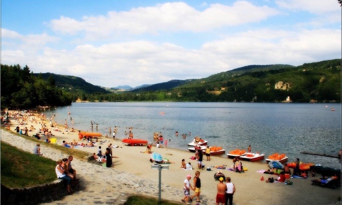 Le Lac-d'Issarles House | Comfortable house in the heart of the Ardèche mountain village, 50m from the beach at Lac d'Issarlès