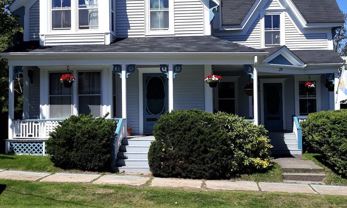 Bridgetown House | Comfortable holiday home of charm, newly furnished, historically located