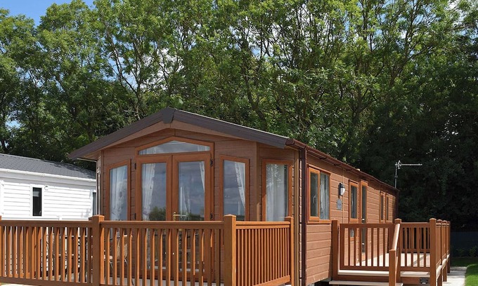 Arnold House | Comfortable holiday home with master double and twin bedrooms.