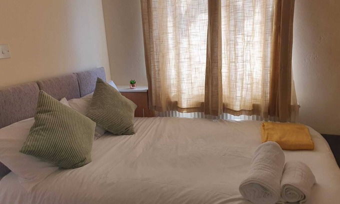 Alsagers Bank House | Comfortable homestay in Stoke