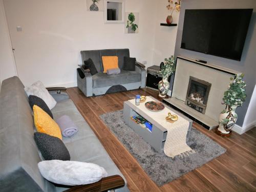 Bolton House | Comfortable Home From Home Bolton Central - Sleeps - 10