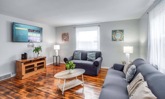 Gates-North Gates House | Comfortable Home In the Suburb close to Dwtn and Airpo