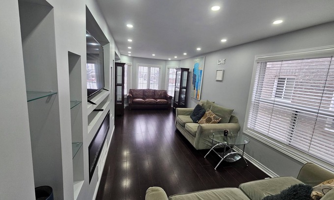 Barrie House | Comfortable Home in the Heart of the City