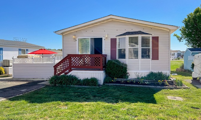 Assateague Pointe House | Comfortable home with tennis court, jetted tub, pool, W/D, patio, & full kitchen