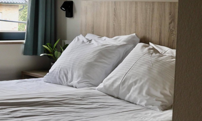 Appeltern House | Comfortable hotel room next to Moeke Mooren, featuring modern amenities and a welcoming atmosphere for a relaxing stay.