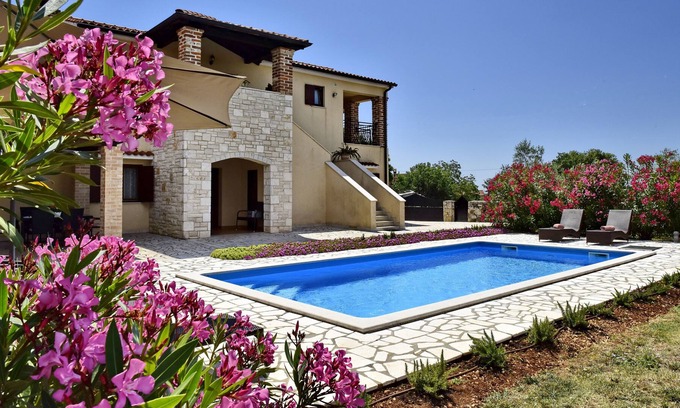 Selina Villa | Comfortable house with swimming pool in quiet village