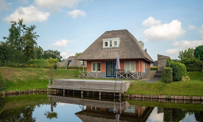 Midlaren House | Comfortable house on the water, in a holiday park