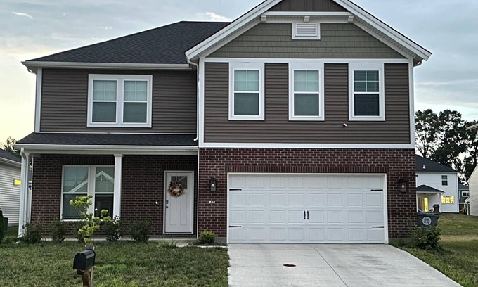 Evansville House | Comfortable house where guests feel welcome.n10 minutes from Evansville Airport