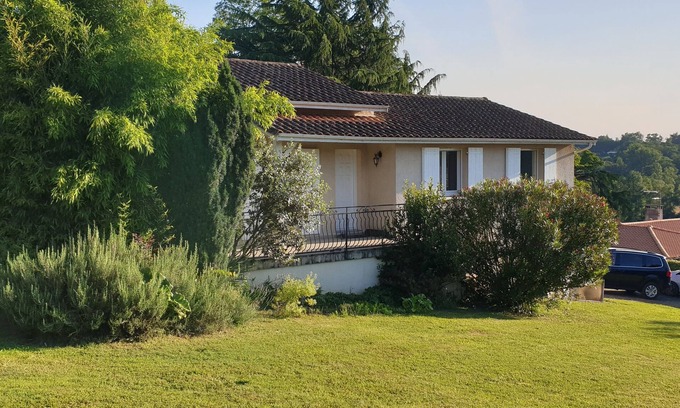 Bouliac House | Comfortable house with view in wooded garden