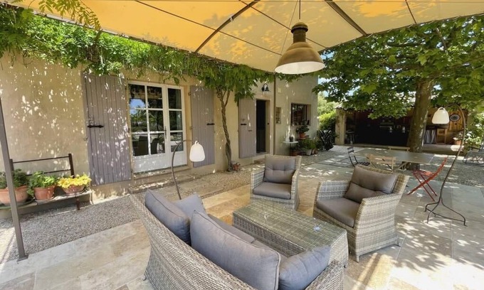 La Barben Villa | Comfortable house with large garden and jacuzzi