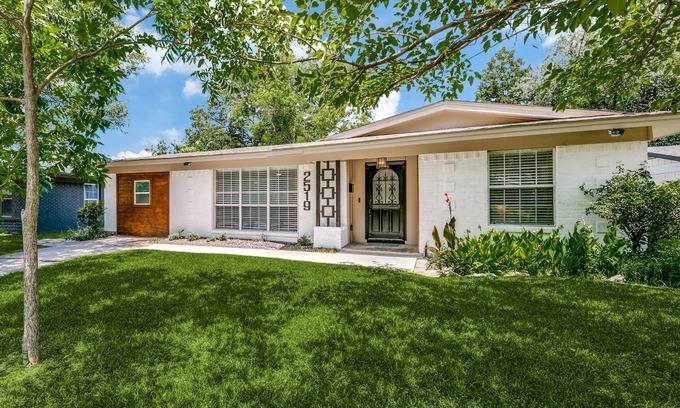 Dallas House | Comfortable, Inspiring & Renovated Family Home