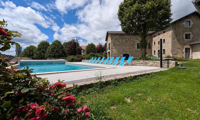 Lapte Cottage | Comfortable lodge with heated pool, for 23 people, perfect for families and friends