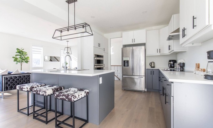 London House | Comfortable Lux | Sleeps 10 | PingPong, Cozy Family Movie Room