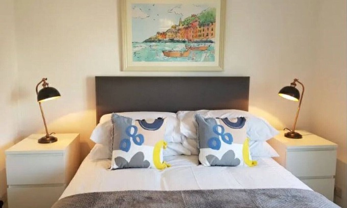 East Kilbride Apartment | Comfortable modern space within walking distance to the East Kilbride Shopping- 25 minutes to Glasgow Centre.