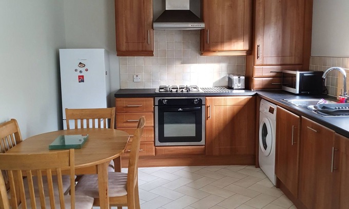 East Kilbride Apartment | Comfortable Modern Ground Floor Apartment 20 minutes from Glasgow Centre