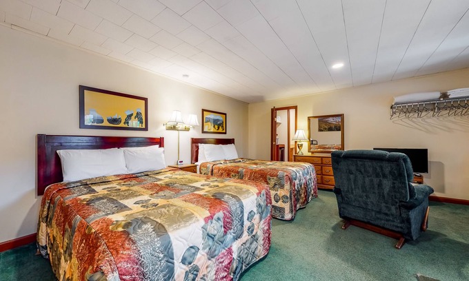 Lincoln House | Comfortable motel rooms in a great location with shared resort amenities