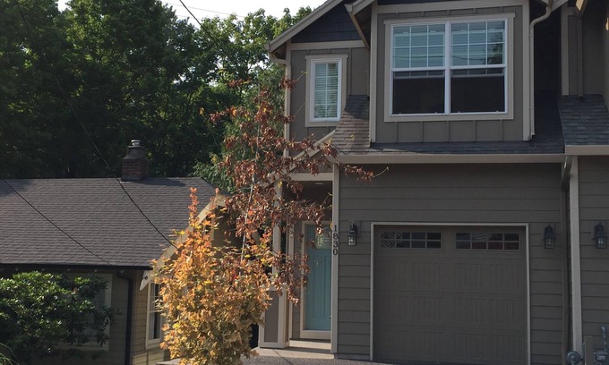 Multnomah Village House | Comfortable. Nearly New. Close to Downtown Portland. Sleeps 4