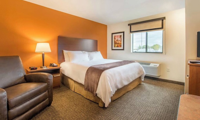 North Aurora Hotel | Comfortable North Aurora Stay | Pet-Friendly and Fully Equipped Kitchen