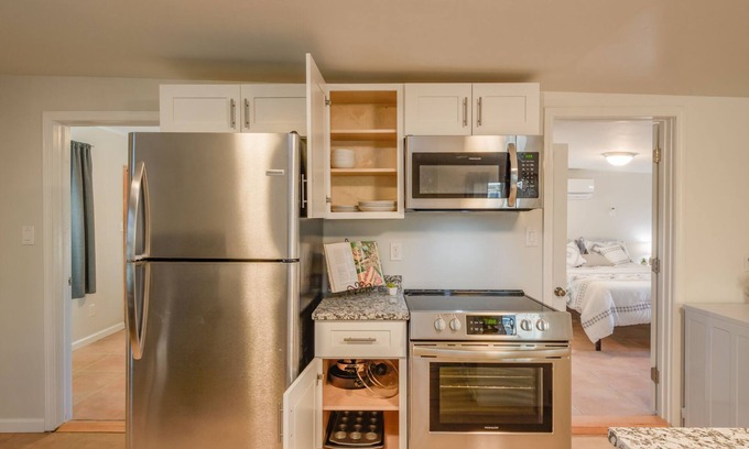 Albuquerque House | Comfortable pet friendly 2 bdrm house minutes from downtown, hospitals and UNM!