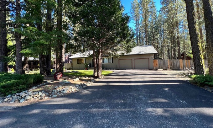 Graeagle House | Comfortable pet friendly home near golf course with Tesla charge option